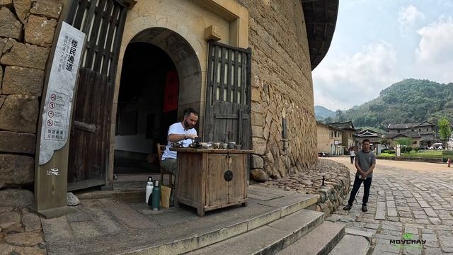 Дегустирую зеленый чай в воротах старинного Тулоу