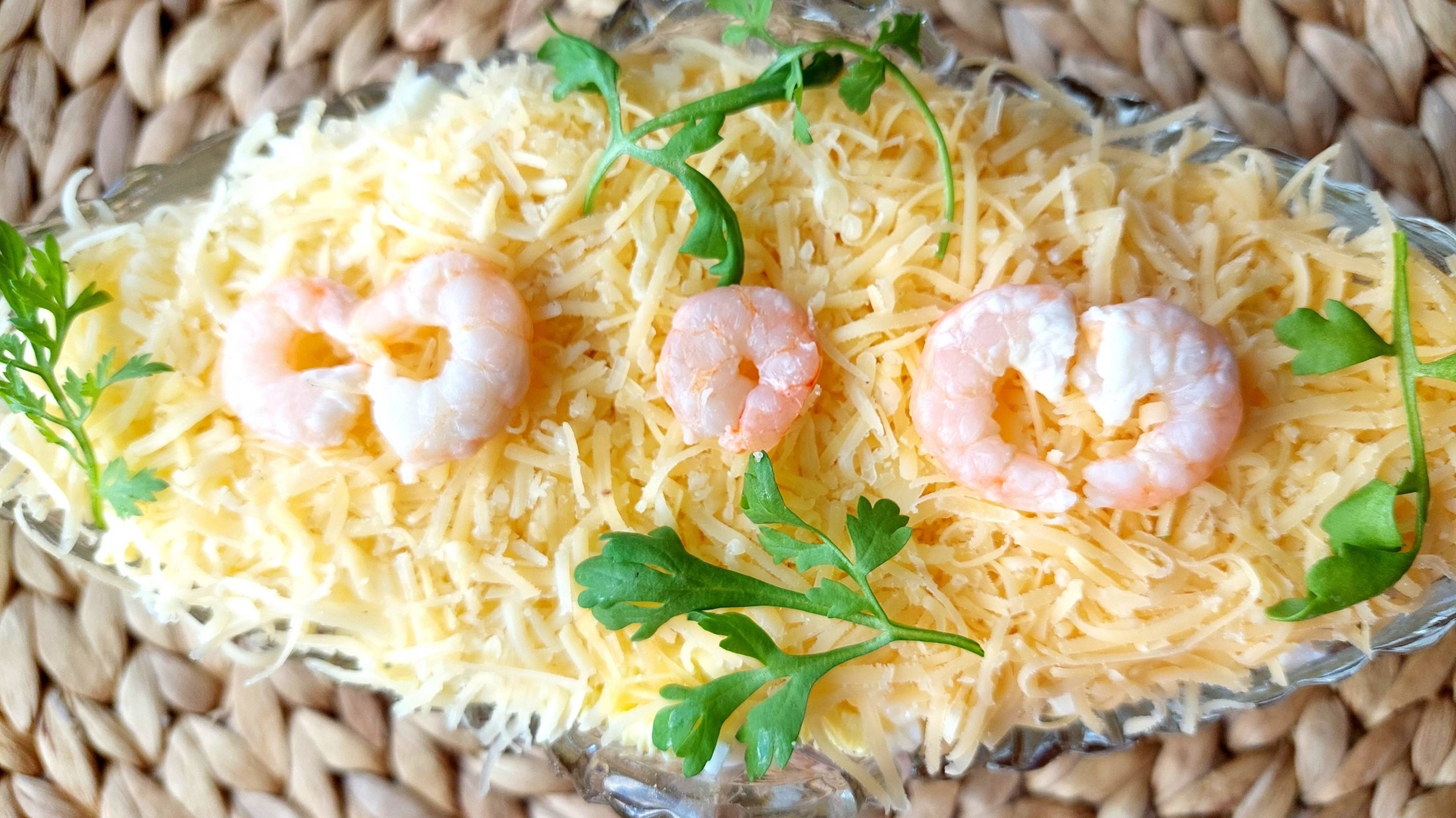Салат с подкопчённой рыбой и креветками с весенним акцентом.