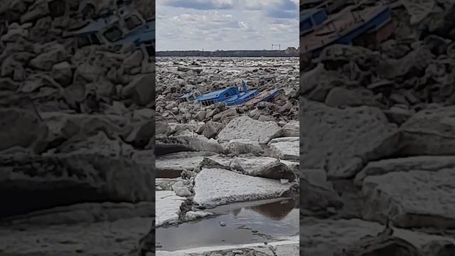 Одинокий катер, зажатый во льдах р. Томь. Томск, 18.04.24