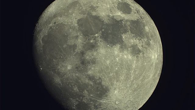 Луна 09.05.2025 в 150-мм телескоп-рефлектор. Разноцветная Лу?