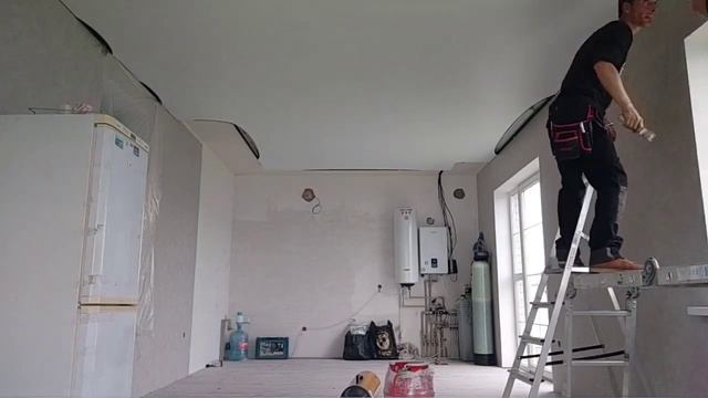 Помогаю мастеру монтировать натяжные потолки.