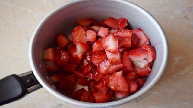 Сладкий творог с клубничной начинкой