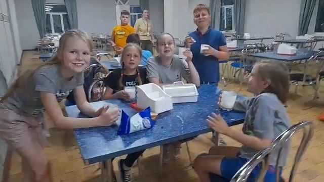 Второй ужин в лагере. Пьем кефир. Лагерь Волна 2 смена 20