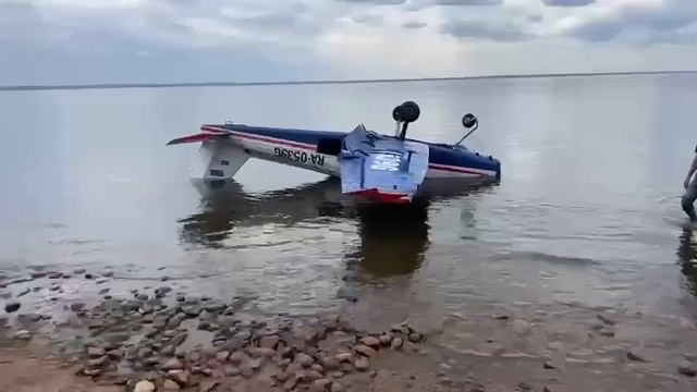 Самолёт аварийно сел на пляж Петербурга