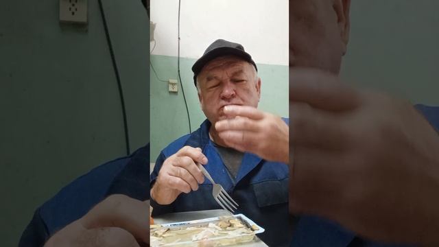 На завтрак, коктейль из морепродуктов и морковка по ко