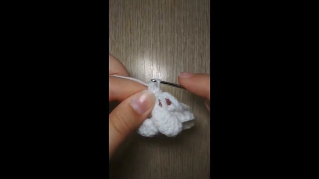 МК для начинающих по вязанию крючком цветочка.