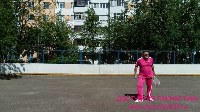 Упражнения с ракетками для Тайцзи на спортплощадке (3)