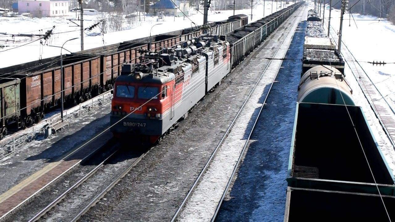Электровоз ВЛ80С-747 с приветливой бригадой.