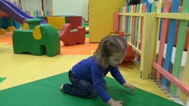 Мисс Кэйти (Miss Katy)  - Кэти играет на детской площадке