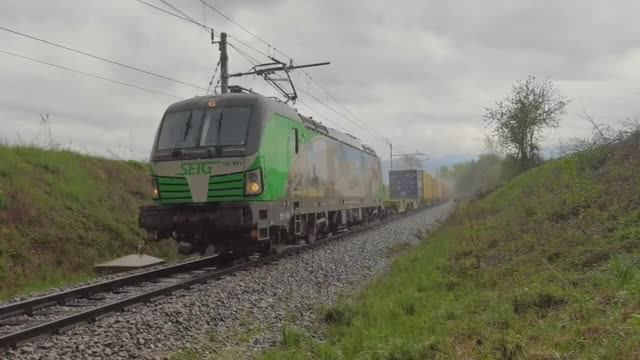Электровоз Вектрон 193-691 с контейнерами в направлении грузовой станции Копер
