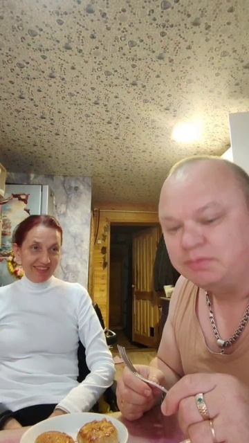 Проснулись от запаха котлет - доча принесла. Пробуем и идём в огород