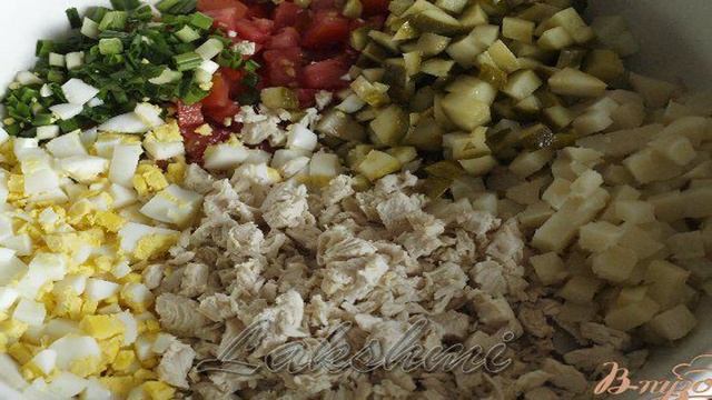 Салат с малосольными огурцами