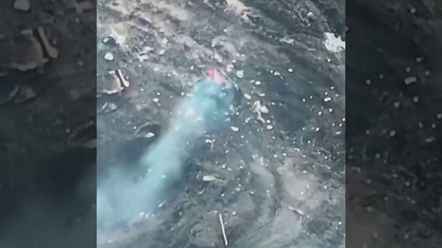 На этом видео дрон атакует наземный робот-беспилотник