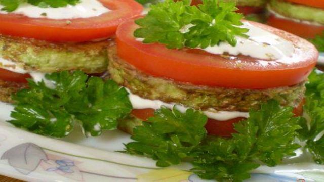Кабачковые башенки с томатами
