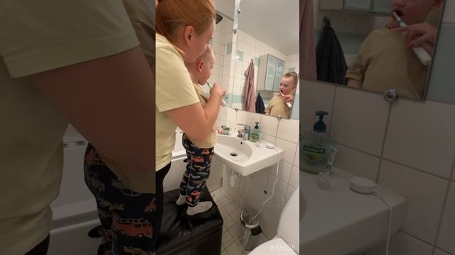 Андрей чистит зубы