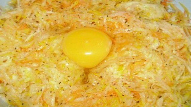 Оладьи кабачковые с морковью и чесноком