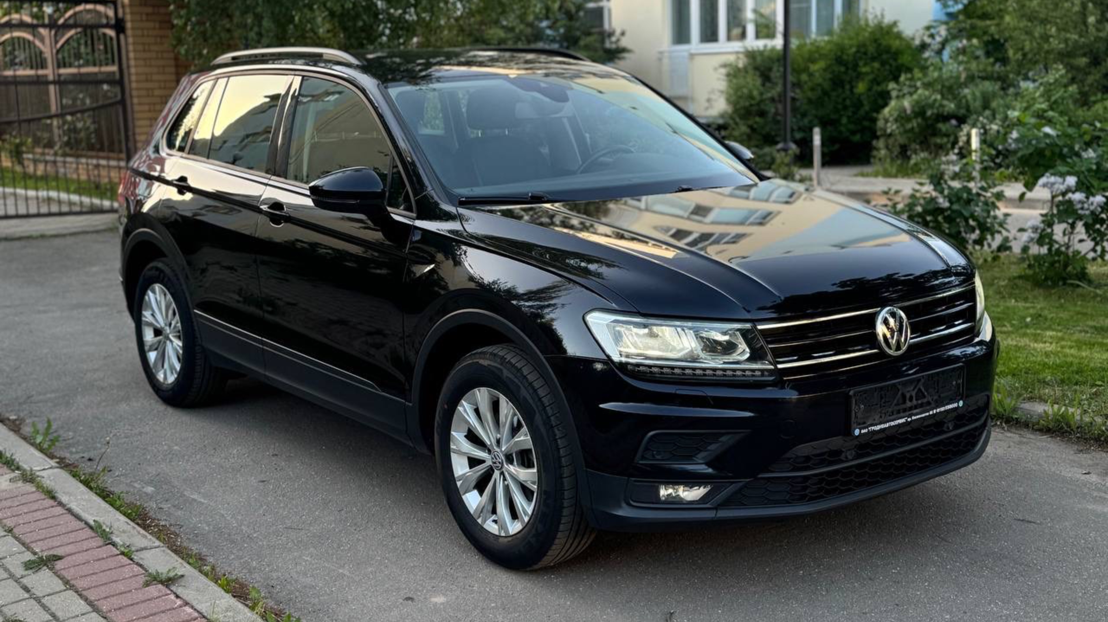 Volkswagen Tiguan II, 1.4 DSG,  2020г, в комплектации Status, в родном окрасе