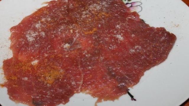 Отбивные из телятины с жареным луком и сыром