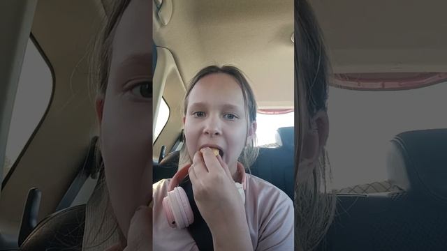 Кушаю в машине