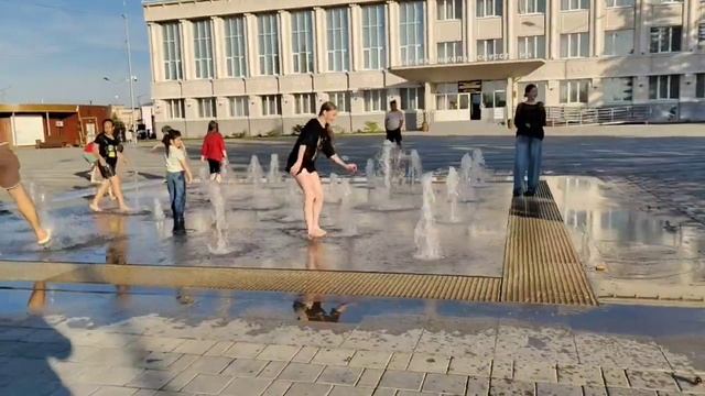 В Троицке на площади заработал фонтан.