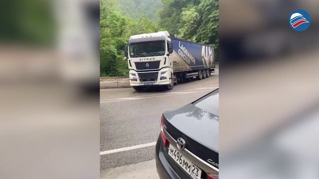 Опасный участок: трасса Джубга — Сочи парализована из-за разлитого масла