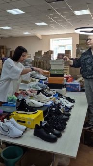 Утро традиционно начинается с видео съёмки брендовых кроссовок