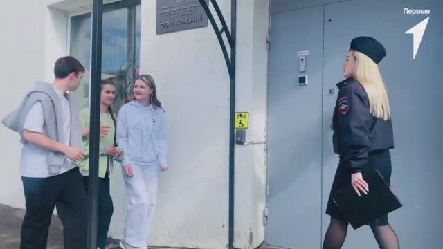 Участники регионального движения Первых поздравляют инспекторов ПДН с юбилеем