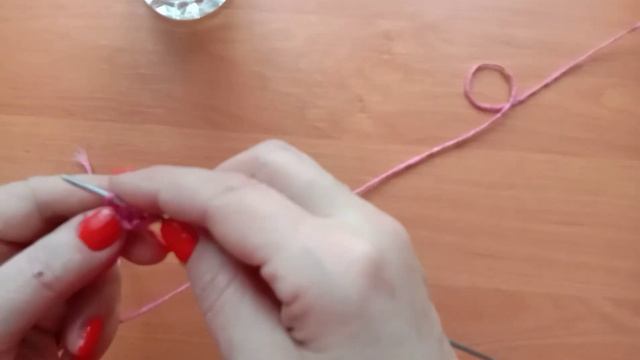 Вывязывание лицевой петли за переднюю стенку.