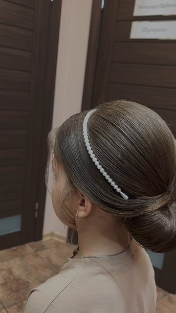 Гладкая прическа на выпускной из детского сада. Детская прическа с ободком. Бабетта