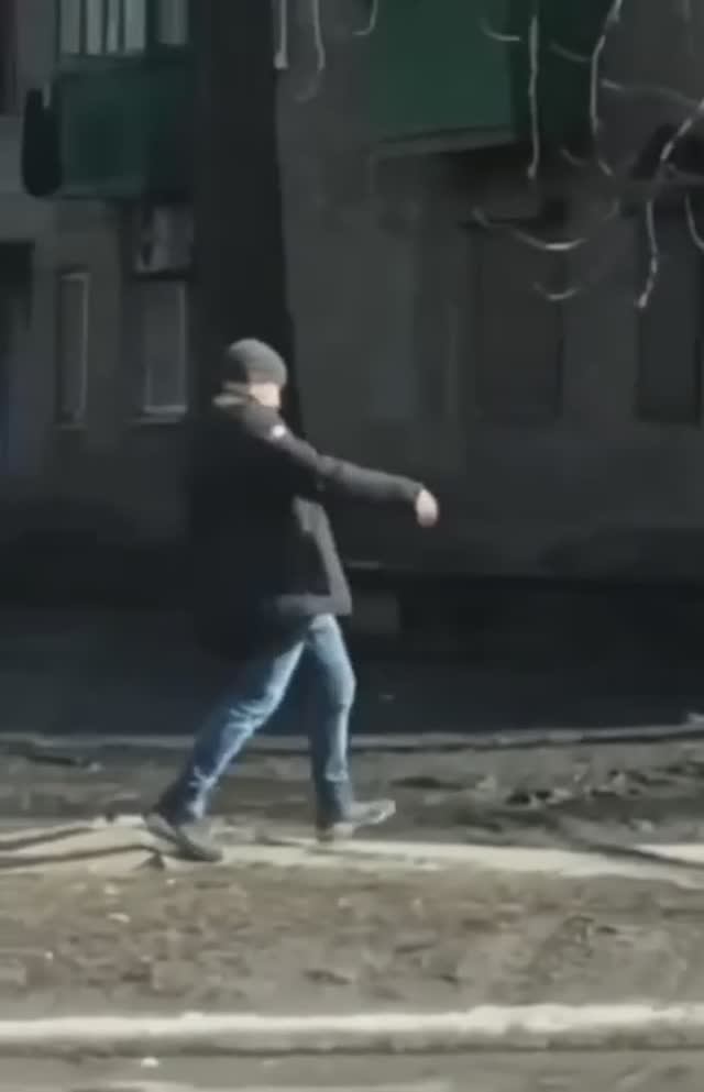 Спешит на встречу с любимой!