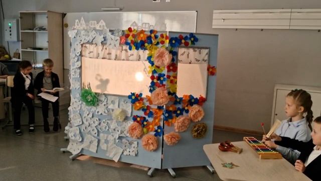 Первоклассники представили теневой спектакль «Дюймовочка»