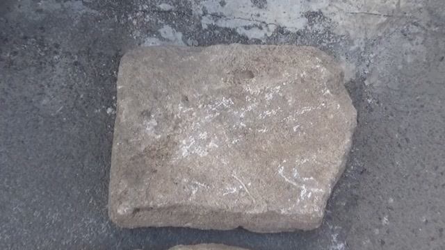 Тесаный каменный блок из раскопа по переулку Красноармейскому