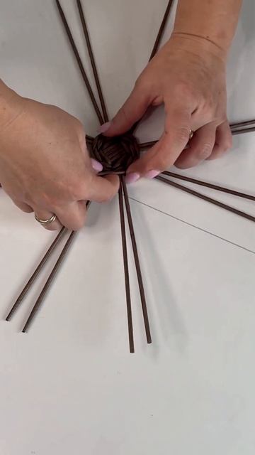 И корзинка,и комод, и кресло-качалка! Все из бумажной лозы