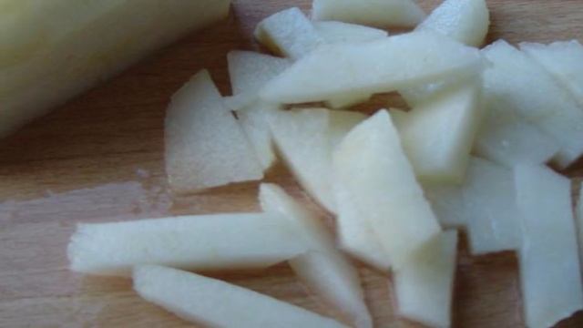 Фруктовый салат с орехами и сметаной