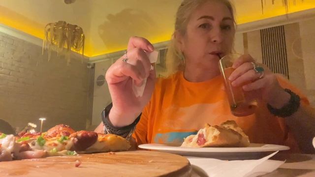 ТАК НЕПРИВЫЧНО НО  НАС УЗНАЮТ😊СЕГОДНЯ РЕШИЛИ ПОСИДЕТЬ В РЕСТОРАНЧИКЕ!