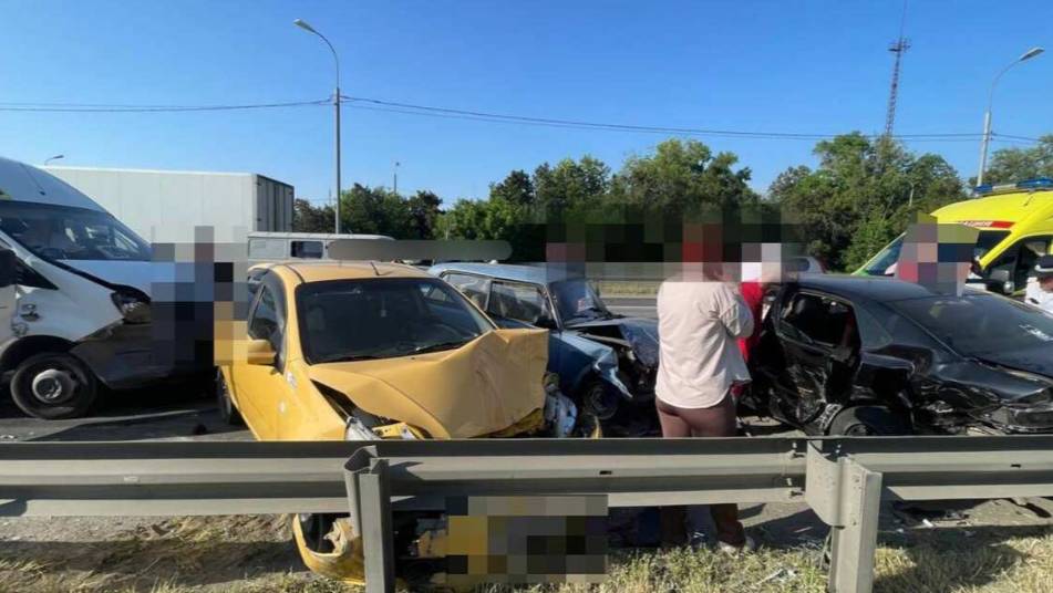 Один человек погиб в ДТП с пятью автомобилями в Ставропольском крае