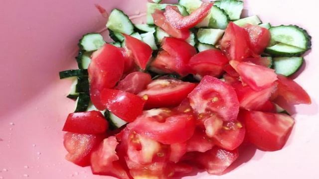 Овощной салат с зелёным луком и сметаной