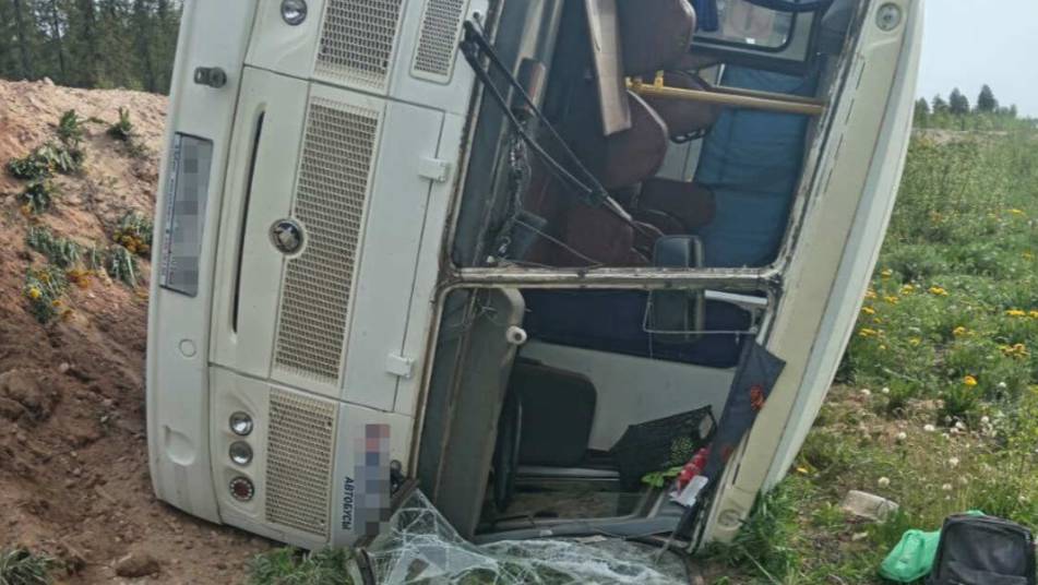 Три человека пострадали при опрокидывании автобуса в Архангельской области