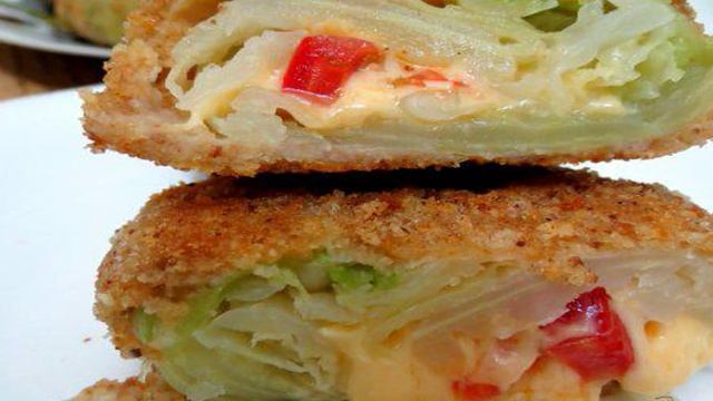 Шницель из капусты с сыром и помидорами