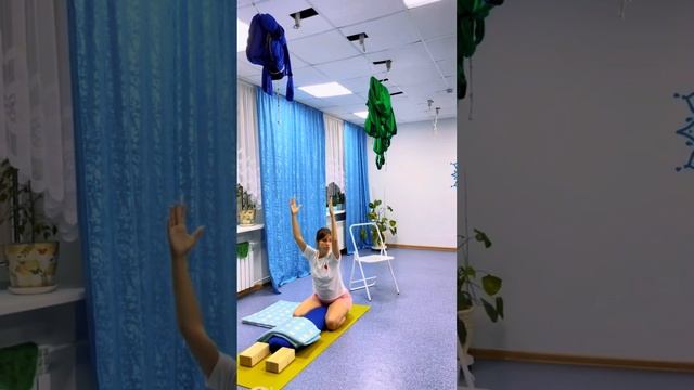 Йога с реквизитами в центре Окали