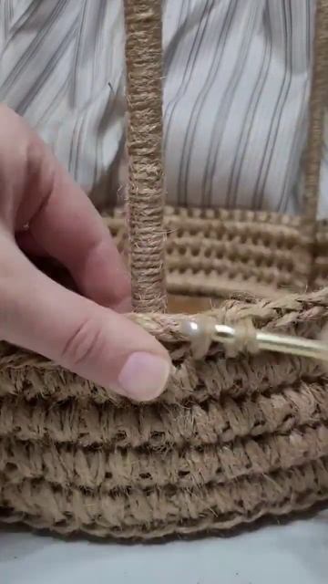Корзина на каркасе в работе❤️ а как думаете, какой цвет будет сверху?)