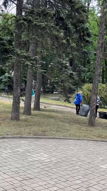 Сегодня в Донецке молодёжь проводит субботник в районе драмтеатра