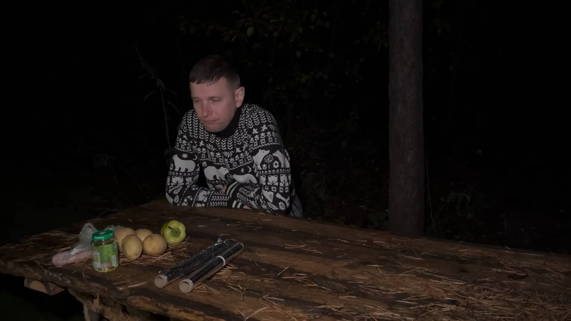 Землянка. Попал под ливень и прячусь от дождя. Крошка картошка и шум дождя
