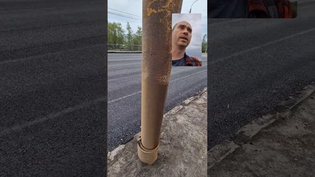 На мосту через Повракулку обновили асфальт, но убирать за собой похоже не планируют