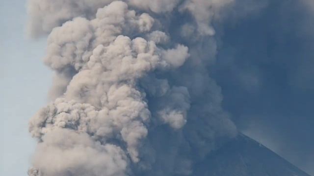🌋 Вулкан Ключевской на Камчатке снова активен