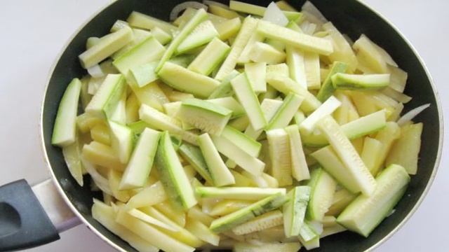 Жареный картофель с кабачком и яйцами