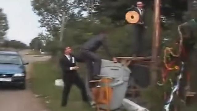 прикол на свадьбе  Конкретное падение