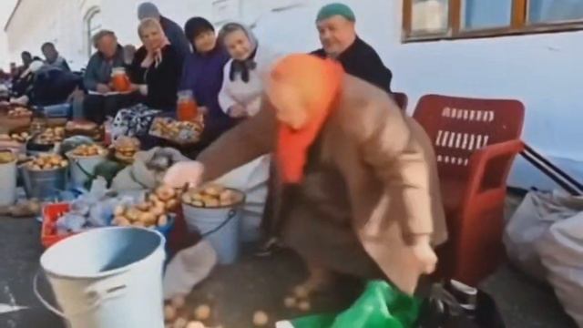 Бабки на базаре #нейросеть #ожили #живые #леонлим #бабки #базар #рынок #продают #картошка #помидоры
