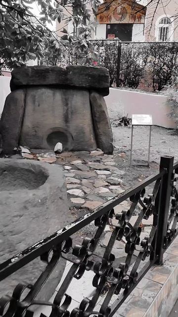 дольмен на Полетаева 8