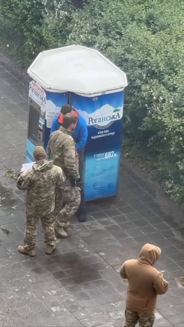 Сотрудник ТЦК ударил мужчину во время проверки документов — сообщают харьковские Telegram-каналы.